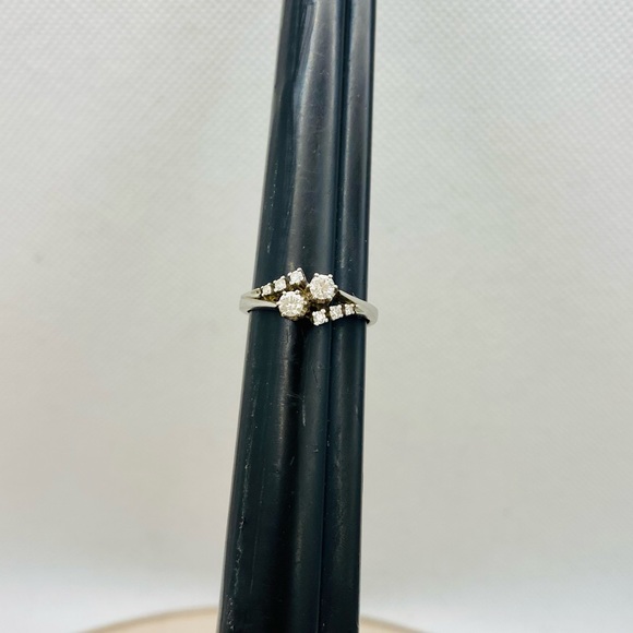 EUC Vintage 18k White Gold .28 ct tw Diamond Ring - Picture 15 of 17